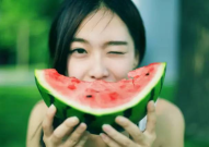 娱乐吃瓜酱精神好稳定的一家人,一家人的娱乐吃瓜酱生活